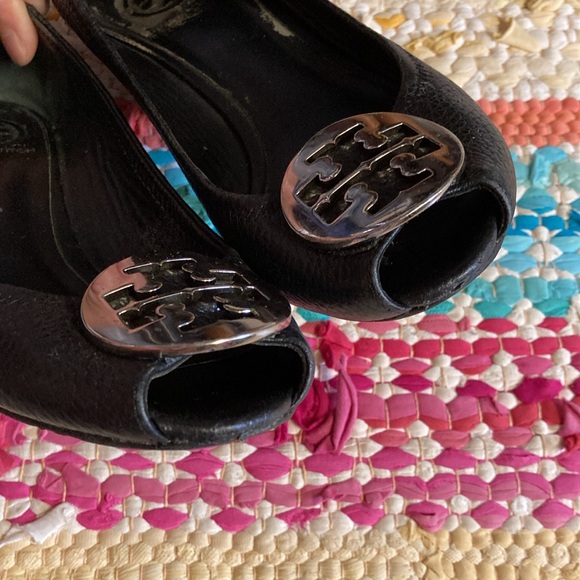 Tory Burch Sally peep toe pebbled leather wedge heels. Gold emblem. - Picture 3 of 8